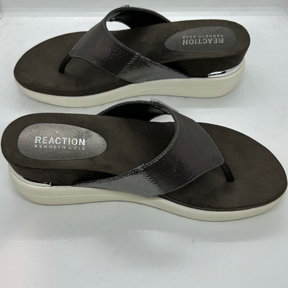 Kenneth Cole REACTION Women's Blaire Thong Sandals.Metallic Pewter Finish Size 8 - Picture 8 of 11
